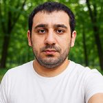 курьер в белой футболке